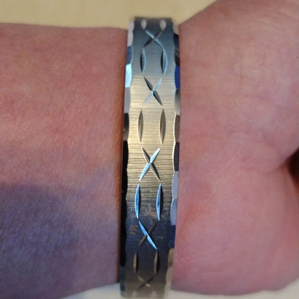 Monet, beautiful faux silver bracelet. - Picture 3 of 5